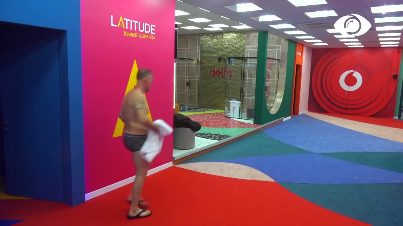 20 minuta kohë! Pasi furnizoi shtëpinë me ujë, Genti hyn të bëjë dush