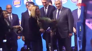 Regionali Campania, Meloni e Tajani cantano sul palco «Chi non salta comunista è»