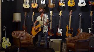 Leiva-Afuera en la ciudad ( Directo ) en Headbanger Rare Guitars
