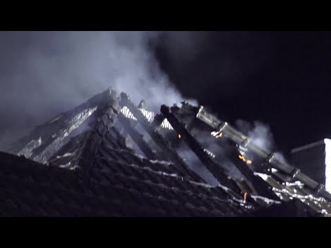 Dachstuhlbrand in Vollbrand - 4 Verletzte in Wesseling-Urfeld am 04.08.20