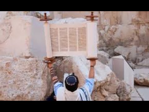 Esdras lee la ley al pueblo.