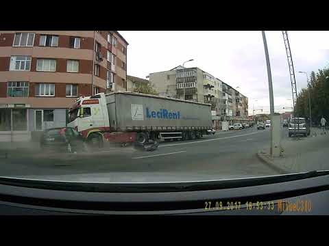 Video șocant! A intrat &icirc;n plin &icirc;ntr-un TIR. Momentul impactului, filmat live de un șofer aflat &icirc;n trafic