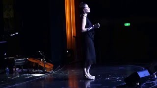 Imogen Heap performs Breathe In (2016/02/25)