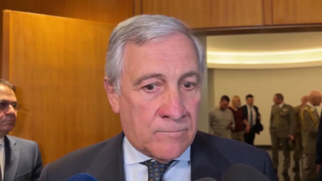 Tajani in Libano: Ci auguriamo che Iran non costruisca la bomba atomica