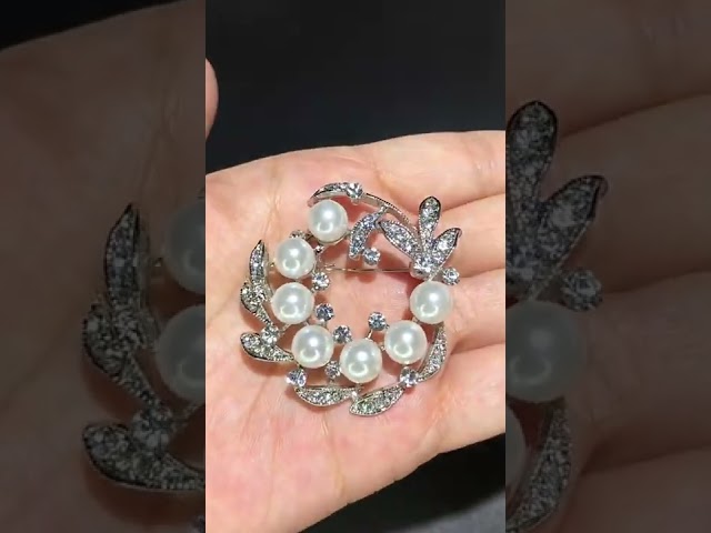 Vídeo relacionado con 20 broches de perlas de moda para suéter, chal, alfileres decorativos para ropa, mujeres, niñas, sombreros, chales, vestidos, accesorios de decoración, alfileres de seguridad resistentes, estéticos y