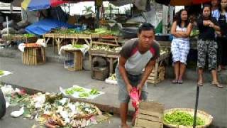 preview picture of video 'Sunday shopping at the Wet Market in Tarlac City, Philippines'
