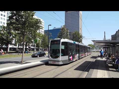 Twee alstom citadis trams arriveren op het Weena