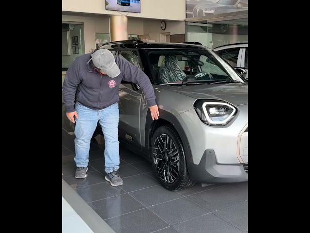MINI لائن اپ میں ایک نیا اضافہ۔ یہاں MINI Aceman کا ایک تیز بیرونی واکراؤنڈ ہے۔