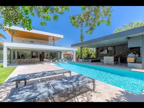 Casa estilo Moderna, quincho, piscina, sala de cine, terraza en el segundo piso.