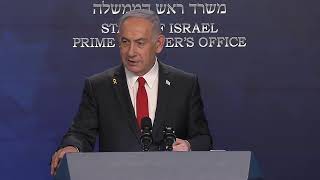 ראש הממשלה נתניהו מקיים מסיבת עיתונאים (עדכוני משרד ראש הממשלה) - התמונה מוצגת ישירות מתוך אתר האינטרנט יוטיוב. זכויות היוצרים בתמונה שייכות ליוצרה. קישור קרדיט למקור התוכן נמצא בתוך דף הסרטון