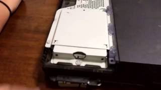 How to remove a disk from broken PS4.