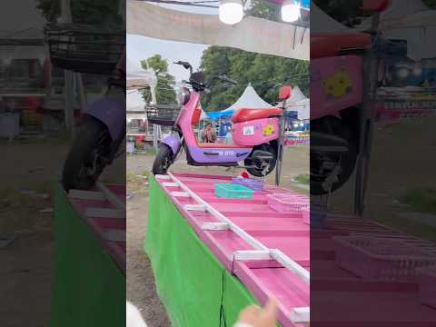 Main gelinding bola berhadiah sepeda listrik #fun #cute #sepedalistrik #ball #pasarmalam