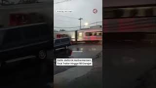 Download lagu The terrifying moment a train collided with a trailer truck mp3