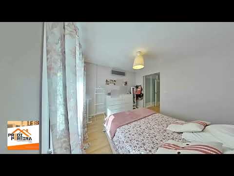 Apresentamos  T3, de construção recente, situado na prestigiada Urbanização Jardim da Amoreira