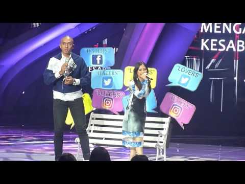 duet Prilly dan Uus at Indonesia Social Media Awards 2K16