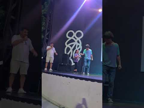 Otel sahnesinde erik dalı gösterisi / 2023 Temmuz tatili