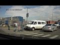 Пешеходы переходят дорогу на красный свет 
