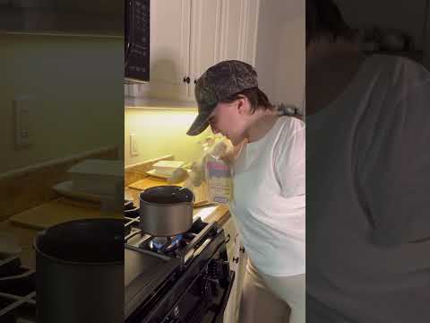, title : 'How I make crispy garlic & parsley gnocchi w/my feet🧄🌿👣 #cooking #food #comfortfood #disability'