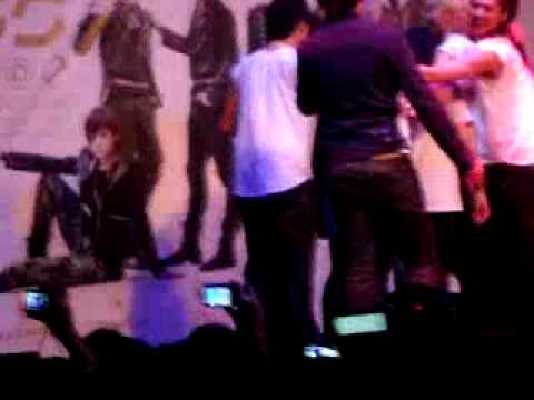 U-KISS SG Showcase 100621 Group Hug with fans
