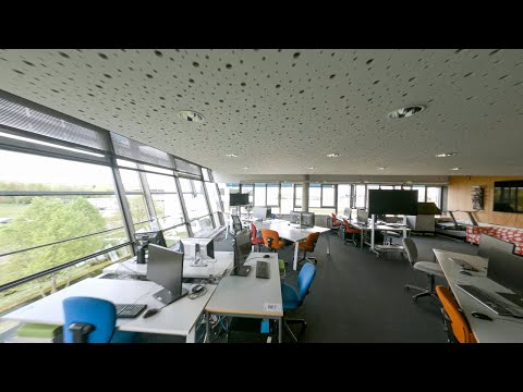 Drohnenflug durch Studios und Labore der HdM