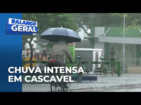 Tempo no Paraná: chuva intensa muda a rotina dos moradores de Cascavel e exige atenção nas ruas