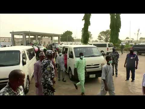 尼日利亞男孩獲釋，警方搜尋317名失蹤女孩 (Nigeria boys freed, police search for 317 missing girls)