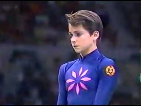 Doerte Thuemmler (DDR) erzielt im Finale am Stufenbarren bei den Olympischen Spielen 1988 in Seou...