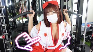 【ハプニング】この格好で筋トレしたら下着の中まで全部見えちゃった！