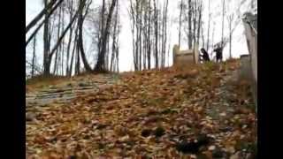 Regis s'amuse avec une bobine de bois