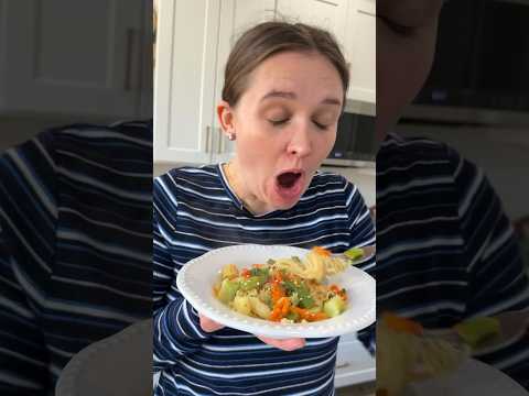 This $5 ramen stir fry saved dinner tonight 🙌 Yes, I did burn my mouth though! #recipe #cheapmeals