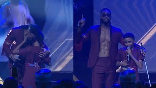 Flavour Brings 12 Year-Old Blind Boy On Stage Performs 'Most High' Together Flavour Brings 12 Year-Old Blind Boy On Stage Performs 'Most High' Together