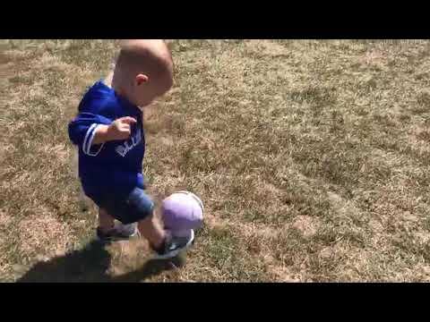 Bebé  de 11 meses jugando fútbol en Canadá.  Leo Henry Haynes, padre Canadiense, madre Colombiana.