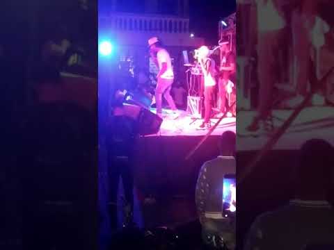 king Bender RD en tarima en vivo rompiendo-Somos de Guetto