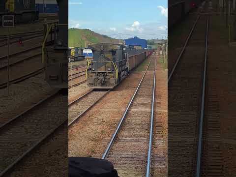 MRS Wabtec AC44i #7357-4 remota auxiliando o minério carregado passando na linha 2 do Pátio do P1-07