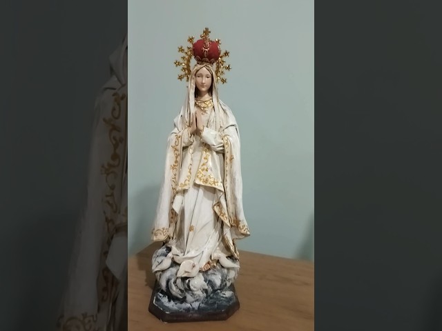 Vídeo relacionado con Kichvoe Estatua De La Virgen María Estatuilla Luminosa De La María Que Brilla En La Oscuridad Estatuilla De María Señora De Gracia Escultura Católica Adorno De Escritorio para