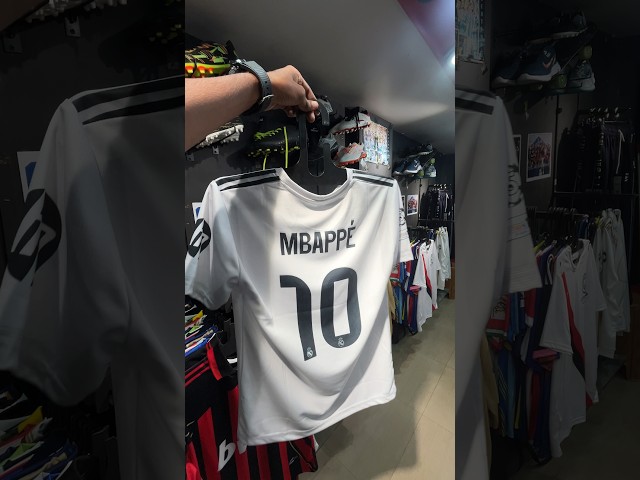 Vídeo relacionado con Real Madrid Conjunto Camiseta y pantalón 1a equipación Temporada 25-26 - Replica con Licencia del Real Madrid - Dorsal 10 Mbappe Talla niño 6 años