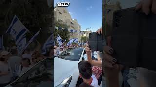 אחרי שנתיים בשבי: קבלת פנים מרגשת לאיתן הורן ששב לביתו (חדשות ערוץ 7) - התמונה מוצגת ישירות מתוך אתר האינטרנט יוטיוב. זכויות היוצרים בתמונה שייכות ליוצרה. קישור קרדיט למקור התוכן נמצא בתוך דף הסרטון אחרי שנתיים בשבי: קבלת פנים מרגשת לאיתן הורן ששב לביתו (חדשות ערוץ 7) - התמונה מוצגת ישירות מתוך אתר האינטרנט יוטיוב. זכויות היוצרים בתמונה שייכות ליוצרה. קישור קרדיט למקור התוכן נמצא בתוך דף הסרטון