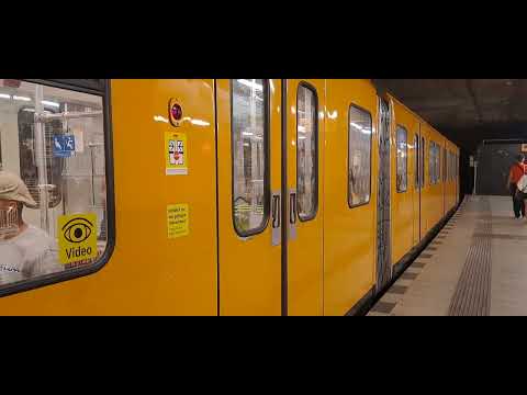 Berliner U-Bahn U7 F84 F-Drehstromer 2770/2771 am Yorckstr. Richtung Rathaus spandau (August)2023