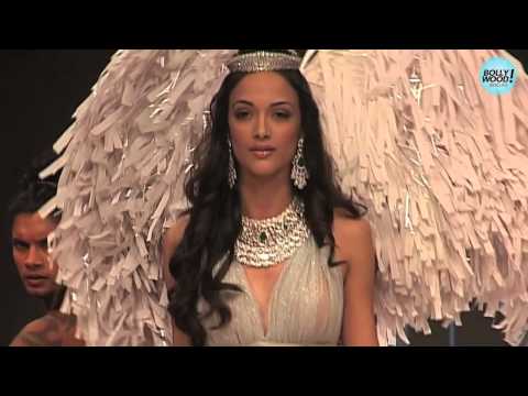 Angela Walks The Ramp For Gehna Jewellers In IIJW 2012