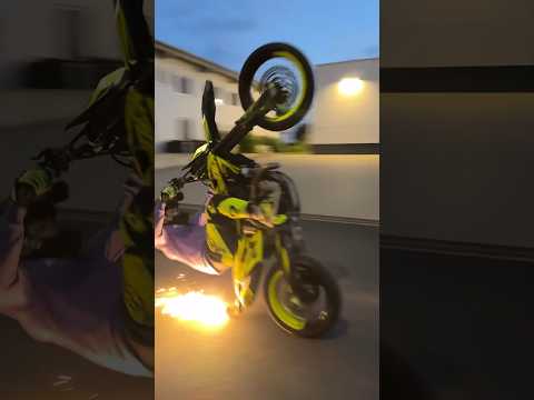 The best feetsliders from @moltencOre #motorcycle #wheelie #stunts #supermoto #moto #stuntriding