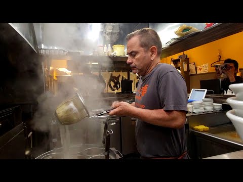 Ramen hecho por italianos que trastoca el sentido común!!Una combinación inesperada de exquisita mazesoba romana y salsiccia gyoza!!
