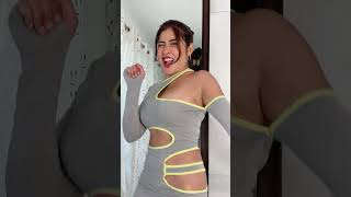 bajunya belum jadi sudah bergaya