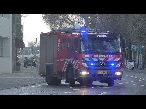 Brandweer Tankautospuit teunis en Reserve Autoladder met spoed naar een melding in Amsterdam