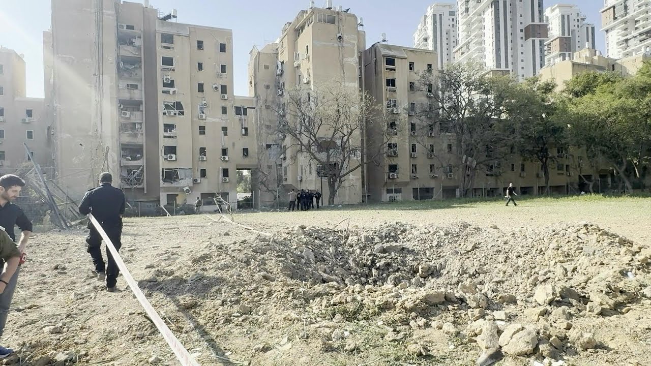 Video | Security forces deploy at impact site after Iranian missile strike in southern Israel | AFP