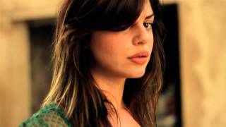 Portrait in motion : LILY