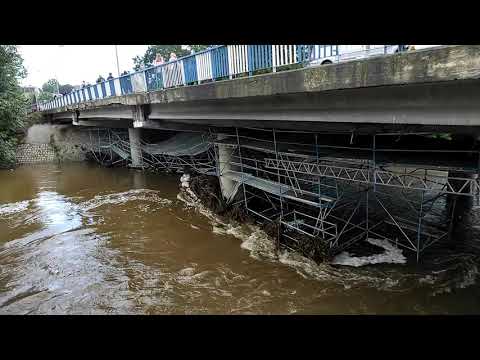 Kłodzko: Podmyte rusztowanie pod mostem ul. Kościuszki.