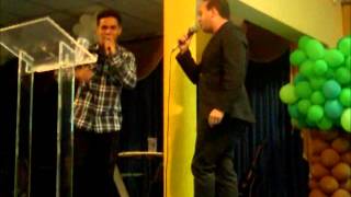 EDERSON E DANIEL CANTANDO MUSICA DEUS JA FEZ PRIMEIRO