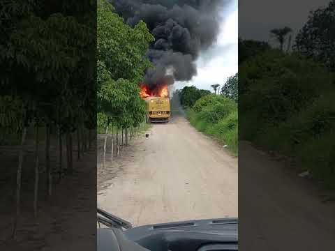 ônibus pega fogo em povoado de Barrocas-Ba