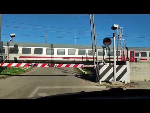 Intercity sun in transito al passaggio a livello