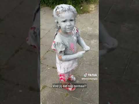 Oeps! Peuter bekladt auto met verf | #shorts